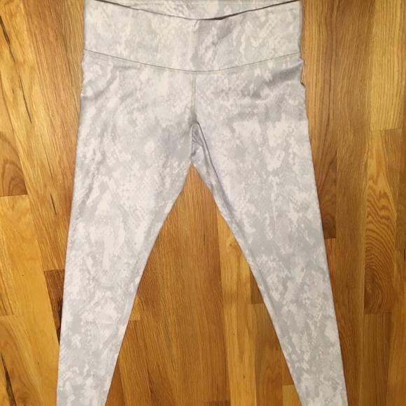 ALO Yoga Airbrush Leggings in Python White/Silver - Picture 2 of 5